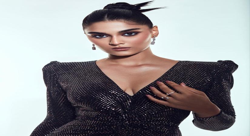 My world seems like a blank canvas with a few colours: Actress Saiee Manjrekar