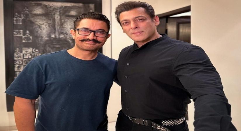 Salman and Aamir celebrate Eid, treat fans with a picture.(photo:Instagram)