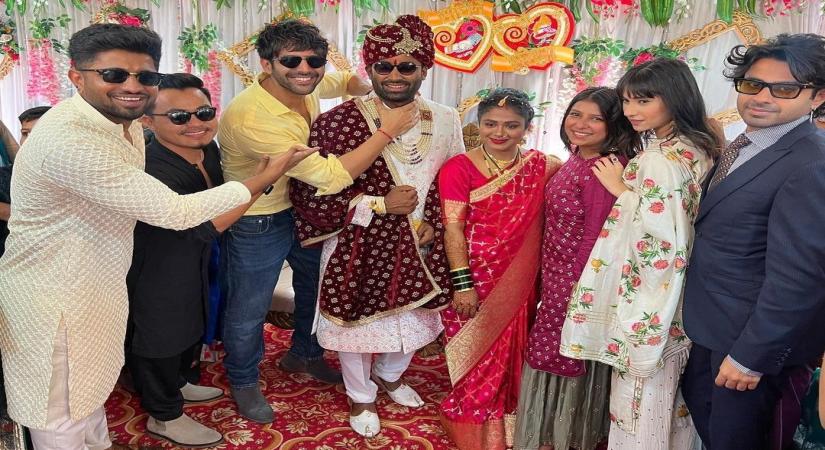 Kartik Aaryan attends his bodyguard's wedding, poses for pictures.(photo:instagram)