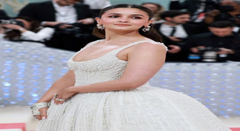 New York: Actress Alia Bhatt poses for photos at the Metropolitan Museum of Art's Costume Institute benefit gala celebrating the opening of the 'Karl Lagerfeld: A Line of Beauty' exhibition, in New York, USA, Monday, May 1, 2023. (Photo:IANS/Twitter)
