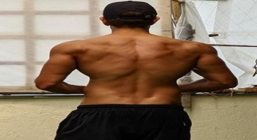 Hrithik uploads shirtless pic, Saba Azad reacts with fire and heart emojis