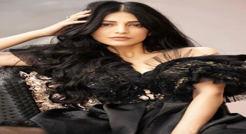Shruti Haasan breaks into an impromptu performance at a restaurant in London