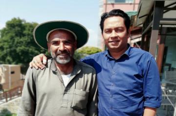 A photograph of Akshay's doppelganger is doing the rounds on the Internet. The picture was shared by a journalist. "Met a Kashmiri fan of Sunil Gavaskar, Majid Mir in Kashmir," the journalist captioned the image