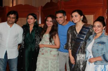 New Delhi: Director Jagan Shakti with actors Kirti Kulhari, Sonakshi Sinha, Akshay Kumar, Taapsee Pannu and Nithya Menen suring the promotions of their upcoming film "Mission Mangal" in New Delhi on Aug 13, 2019. (Photo: Amlan Paliwal/IANS)