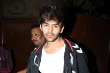 Mumbai: Actor Kartik Aaryan seen shooting of his upcoming film in Mumbai's Bandra, on May 12, 2019. (Photo: IANS)