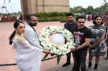 New Delhi: Director Ribhu Dasgupta and actors Emraan Hashmi, Vineet Kumar Singh, Shobhita Dhulipala and Kirti Kulhari pay tributes at Amar Jawan Jyoti during the promotions of their web series "Bard of Blood", in New Delhi on Sep 19, 2019. (Photo: Amlan Paliwal/IANS)