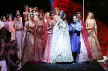 Suneet Varma Showcasing the collection @ FDCI India Couture Week 2019