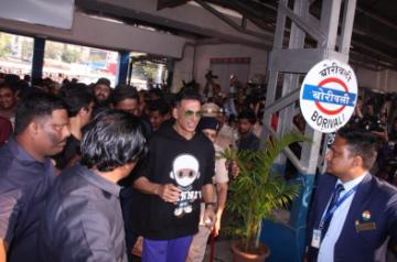 Mumbai: Actor Akshay Kumar arrives at Borivali railway station to travel by a special promotional train from Mumbai to Delhi as part of 'Housefull4Express' rail journey during "Housefull 4" promotions, in Mumbai on Oct 16, 2019. (Photo: IANS)