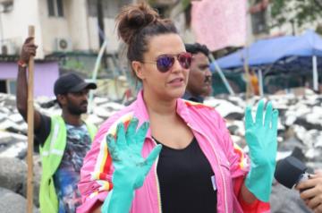 Mumbai: Actress Neha Dhupia during a Beach Clean Up programme at mahim beach in Mumbai, on Aug 31,, 2019. (Photo: IANS)
