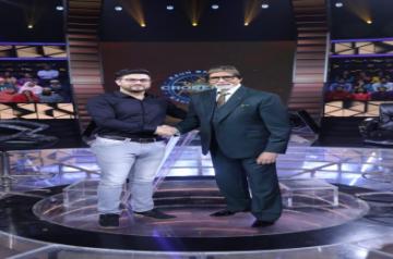 Kashmiri actor  Rayees Mohiuddin, who is also known for hosting the Kashmiri version of the popular show "Kaun Banega Crorepati",  recently met megastar Amitabh Bachchan, and he is completely in awe of him. Ahead of the launch of the second season of "Kaun Banega Crorepati Kashmiri" ( "Kus Bani Koshur Crorepaet") , Rayees paid visit to Big B in Mumbai.
