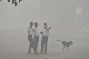 New Delhi: Traffic police personnel wear masks to protect themselves from pollution as smog engulfs New Delhi on Nov 3, 2019. (Photo: IANS)
