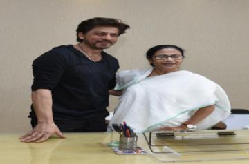Howrah: Actor Shah Rukh Khan calls on West Bengal Chief Minister Mamata Banerjee at Nabanna in Howrah on March 26, 2019. (Photo: IANS)