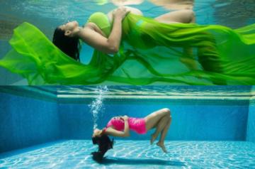 Actress Alia Bhatt recently shared a few pictures of her underwater photoshoot on social media, and since then netizens have been comparing her images to to Sameera Reddy's underwater maternity shoot which she did in July this year before giving birth to her second child. Sameera had flaunted her baby bump in bikinis -- one hot pink and one neon green -- all underwater at a hotel's swimming pool. Sameera was lauded for breaking the stereotypes and myths around pregnancy.