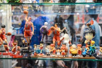 HANGZHOU, April 28, 2014 (Xinhua) -- Visitors view cartoon models during the 10th China International Cartoon & Animation Festival (CICAF) in Hangzhou, capital of east China's Zhejiang Province, April 28, 2014. The 10th CICAF kicked off here on Monday. (Photo: Xinhua/Xu Yu/IANS)