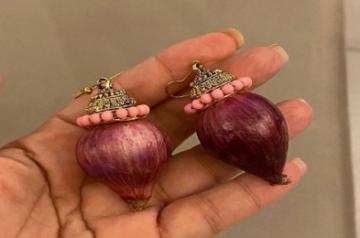 Authour-producer Twinkle Khanna, who is known for her wit and humour, recently took a dig at the rising prices of onions in India. Twinkle on Thursday took Instagram and shared  a picture of onion earrings, which her husband Akshay Kumar brought for her.