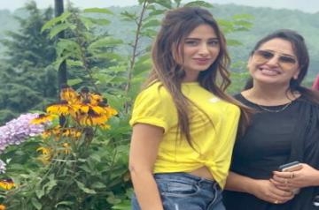 Actress Mahira Sharma with her mother Sania.