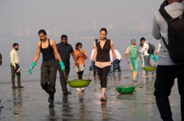 On the occasion of the 71st Republic Day on Sunday, several celebrities including Dia Mirza, Mrunal Thakur, Karan Wahi and Maniesh Paul came together to support film producer Pragya Kapoor's clean-up drive at Mahim Beach in Mumbai.