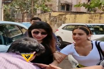 A video of a fan trying to kiss the hand of Bollywood actress Sara Ali Khan has gone viral. In the video shared by Mumbai-based celebrity photographer Viral Bhayani on Instagram, a man can be seen asking for Sara's hand and then trying to plant a kiss. (Photo Courtesy: Instagram/Viral Bhayani)