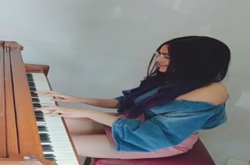 Gues what actress Adah Sharma's free-time passion is. She spends a lot of time on the piano. The actress, who has just started finding a firm foothold in Bollywood lately, prefers not to party on weekends as many other Bollywood stars do. Rather, she spends time pottering over the keys of her piano, and honing her skills.