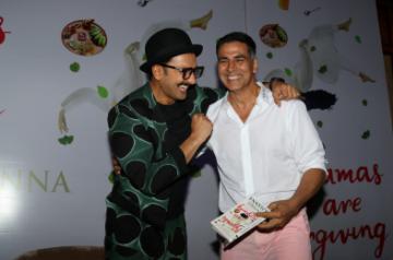 Mumbai: Actors Akshay Kumar and Ranveer Singh at the launch of writer-producer Twinkle Khanna's book "Pyjamas Are Forgiving" in Mumbai on Sept 7, 2018. (Photo: IANS)