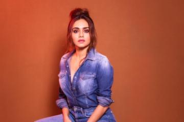 Actress Amruta Khanvilkar made a fashion statement by opting for a deep neck denim jumpsuit for her recent outing. The actress took to her Instagram to flaunt her all denim look. The pictures are full of style and swag.