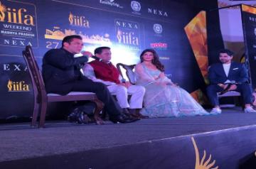 Bhopal: Madhya Pradesh Chief Minister Kamal Nath with actors Salman Khan and Jacqueline Fernandez during 21st edition of International Indian Film Academy Awards (IIFA) in Bhopal on Feb 3, 2020. (Photo: IANS)