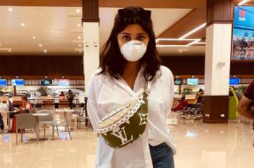 Actress Parineeti Chopra has uploaded an airport pic on Instagram where she can be seen wearing a white mask to protect herself from coronavirus.(Photo: instagram@parineetichopra)