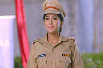 Mehar's inspector look in "Choti Sarrdaarni".