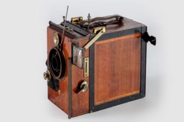 Debries Parvo motion picture camera