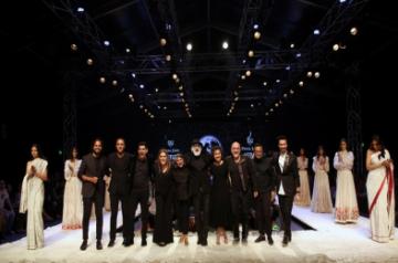  Showstoppers (L-R) Rahul Mishra, Varun Bahl, Safir Anand, Reynu Taandon, Anjana Bhargav, FDCI president Sunil Sethi, Payal Jain, Mano Viraj Khosla, Geisha Bairoliya, Nitin Bal Chauhan on the third day of Lotus Make-up India Fashion Week, in New Delhi. (Photo: IANS)