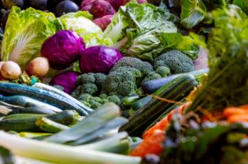 Having fiber-rich food like wholegrain breakfast cereals including fruits, vegetables and whole grains can reduce breast cancer risk, says a new study.