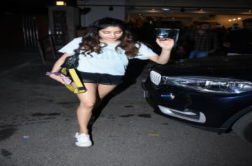 Mumbai, April 10 (IANS) Its's Siblings Day today, and actress Janhvi Kapoor has posted a video to share how her younger sister Khushi has turned hairdresser for her, amid the ongoing COVID-19 pandemic.	(File Photo: IANS)