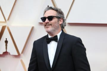 Los Angeles, April 10 (IANS) Intense anxiety before a TV interview once made Oscar-winner Joaquin Phoenix throw up backstage.	 (Xinhua/Li Ying/IANS)