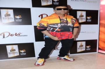 Mumbai, April 1 (IANS) Filmmaker Karan Johar's children Yash and Roohi don't like their 'dadda's' style and want him to dress in "simple clothes".	 (File Photo: IANS)