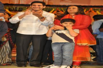 Mumbai, May 23 (IANS) Amid lockdown, Telugu superstar Mahesh Babu is making the most of his time by bonding with his children, as his latest video with son Gautham proves.