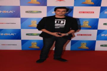 Mumbai, May 27 (IANS) Television heartthrob Mohsin Khan, who plays the role of Kartik Goenka in "Yeh Rishta Kya Kehlata Hai", has been showered with sweets by his fans.