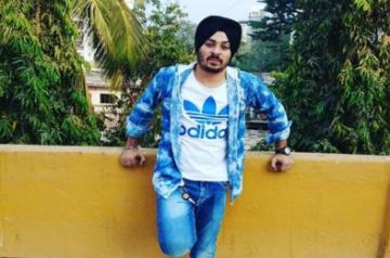 TV actor Manmeet Grewal commits suicide due to financial woes.