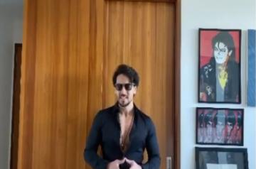 Tiger sings 'October' song, Varun says 'dil Khushi kar diya'.