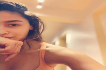 Mumbai, May 17 (IANS) Actress Alia Bhatt on Sunday shared a picture of her chopped hair, revealing the haircut has been done by her "multi-talented" loved one.