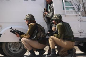 Pulwama: Army jawans take position during an encounter with militants in Pampore area of Jammu and Kashmir's Pulwama district on Feb 21, 2016. (Photo: IANS)