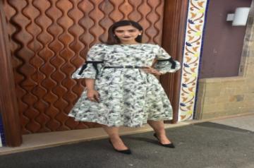 Mumbai, May 17 (IANS) Many girls look up to Sonam Kapoor Ahuja for fashion and beauty tips. But curling eyelashes is one that thing which the "Neerja" actress also finds it difficult to do.	(File Photo: IANS)