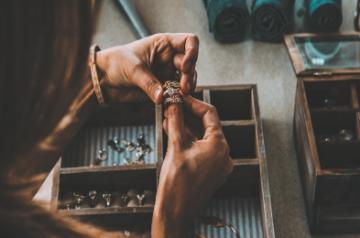 Maintaining jewellery hygiene 