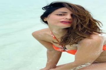 Mumbai, June 10 (IANS) Actress Hina Khan has gained a fan-following of eight million on Instagram.