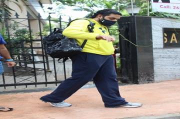 Mumbai, June 25 (IANS) Actor Abhishek Bachchan recalled the days when he along with the team of "Players" went out on the streets of New Zealand and danced with the locals there.