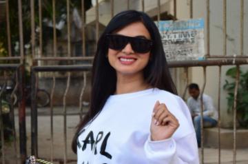 New Delhi, June 25 (IANS) Actress Sonal Chauhan's music video "Fursat hai aaj bhi" with singer Arjun Kanungo is out now. She says the original plan was for her to sing with Arjun rather than just appear in the video.