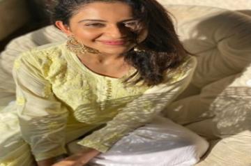 Mumbai, June 20 (IANS) Actress Rakul Preet Singh is currently spending quality time with her family in Delhi. Ahead of Father's Day on June 21, she shared a glimpse of her bond with her "pappi".