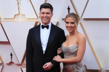 LOS ANGELES, Feb. 10, 2020 (Xinhua) -- Scarlett Johansson(R) and Colin Jost arrive for the red carpet of the 92nd Academy Awards at the Dolby Theatre in Los Angeles, the United States, Feb. 9, 2020. (Xinhua/Li Ying/IANS)