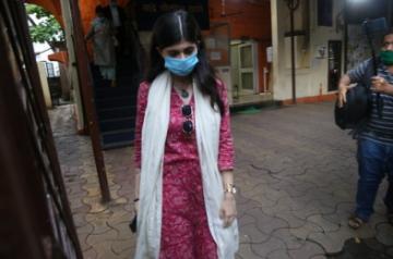 Sanjana shares unseen pic of Sushant from 'Dil Bechara' set