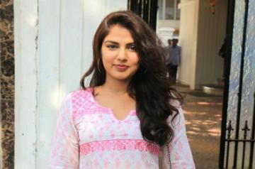Rhea Chakraborty, family left building in middle of night: Reports