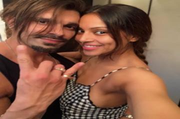 Bipasha loves Karan's new art work, a portrait of Ganesha.